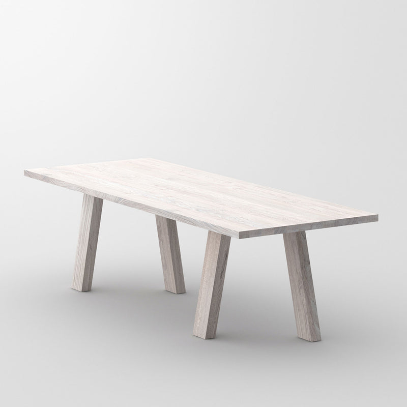 Dash table in white oak