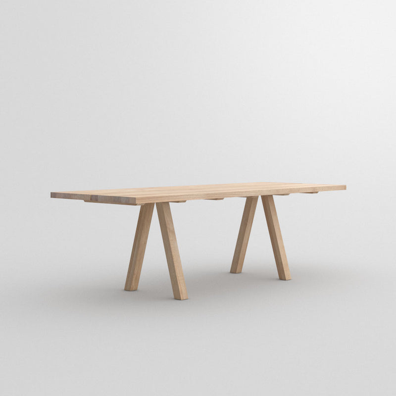 Facile dining table in oak ,front view of legs 